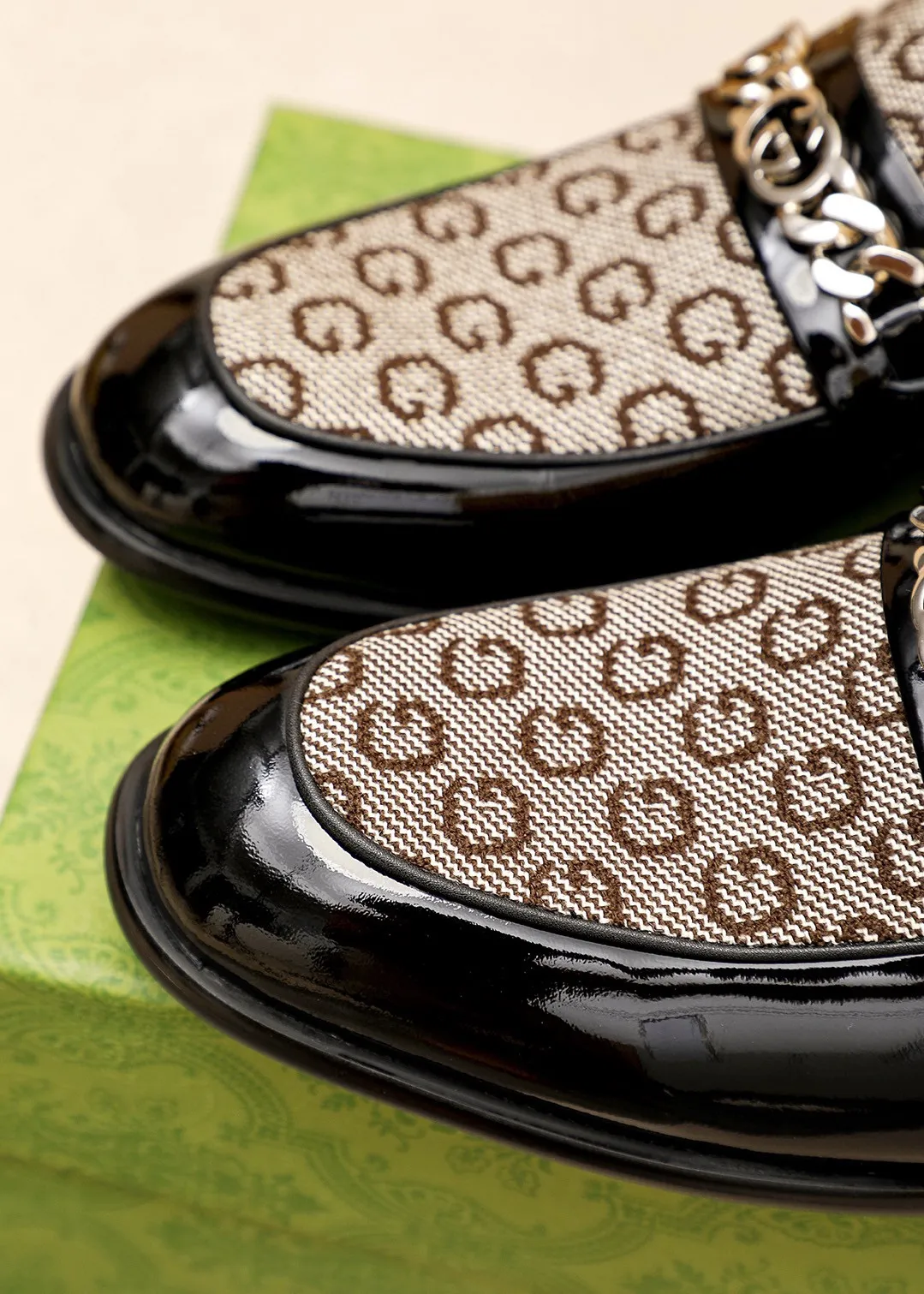 Men's shoes 💰460 💐 Product trademark: GUCCI "Gucci" casual leather shoes Regular size: 38-44 (45.46.47🉑️customized) Product materials: Selected imported first-layer calfskin upper + classic hardware buckle, imported cowhide leather lining. Strong three-dimensional visual effect, combined outsole Color: 1⃣️color optional